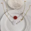 ペンダントネックレスレトロ模倣真珠のネックレスローズフラワーロマンチックな光沢のある蝶のチョーカーウェディングパーティージュエリー