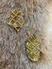 Ожерелья-подвески NUORO Ретро 18-каратное золото с PVD-покрытием Съемный случайный натуральный кристалл кварца Чакра Целебный камень Сетчатая сумка-подвеска Nec