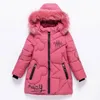 Куртки большого размера, подростковая зимняя теплая куртка для девочек, длинная стильная ветровка с капюшоном, пальто для детей, детская рождественская верхняя одежда 231013