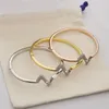 Europa América Estilo de moda Señora Mujer Latón 18K Oro Grabado Configuración de letras Diamante Volt Brazalete Pulsera 3 colores Q95980 Q050022141