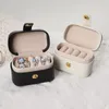 Małe przenośne pudełko do przechowywania biżuterii PU skórzane organizator pierścienia kolczyki mini wyświetlacz obudowy Pakiet prezentu Raofd