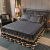 Юбка-кровать Высококачественное зимнее бархатное стеганое покрывало размера King Queen Size Фланелевая стеганая юбка-кровать, не включая наволочку 231013