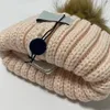 Designer Knit Cap Hat Päls Boll Akrylmaterial Varm unisex -stil lämplig för män och kvinnor