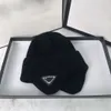 Klasyczny projektant jesiennej zimowej czapki czapki odwrócony trójkąt earflaps dzianinowy kapelusz marka listu marka uniwersalna dzianina czapka jesienna wełna ciepłe czaszki czaszki na zewnątrz