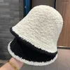 Basker hatt kvinnlig höst och vinterfiskare allt med ullshow möter liten hink vanlig smink varm täckbassäng