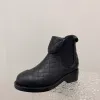 Stiefeletten aus beigem Schafsleder, Slip-On-Schuhe, Kettenschnalle, niedriger Absatz, Stiefel mit runder Spitze, Martin-Booties, Luxus-Designermarken, flache Schuhe für Damen, Modeschuh, Fabrikschuh