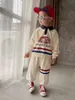 Roupas conjuntos de garoto coreano Conjunto de menino Terno de menino Primavera outono Carta de moda impressão bebê meninas 2pcs roupas roupas de lapela de algodão calça 231013