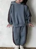 Set di abbigliamento INS per bambini Versione coreana del completo invernale Ragazzi e ragazze Maglione con cappuccio alla moda a righe Set casual in due pezzi