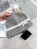 女性のためのカラフルなスポットデザインブレードビーニー冬の温かい帽子デザイナーの男性キャップスカルキャップボックスを含む優先ギフトを含む