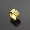 Bagues entières Taille 6 7 8 9 Bague à carreaux en forme de V creuse en acier titane pour femmes et hommes diamant de mariage jew246G