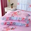 Jupe de lit Jupes de lit élégantes florales ponçage couverture de lit en dentelle chambre couverture de matelas antidérapante jupe couvre-lits lit couverture décorée à deux couches 231013