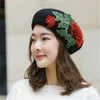 Береты 11-ши, зимний шерстяной фетр, красный цветок, зеленые листья, красивый женский берет с ручным бисером, женская шапка для отдыха, кепка художника 231013