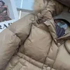 Dames nieuwe wintermode driehoekige tas bontkraag lange donsjack met capuchon, kraag metalen gesp ontwerp modieus en knap, nylon stof textuur helder en gevormd.