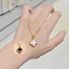 Van Four Leaf Clover Pulseira t Designer Feminino Galvanoplastia 18k Rose Gold Doubleword Fashion Minority Design Cleeves incrustados com diamante l