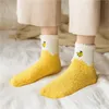 Chaussettes en velours de corail pour femmes, douces et confortables, mode de couchage, mignons fruits au lait brodés épais pour la maison, automne et hiver