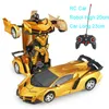 Auto elettrica RC 1 18 24CM RC 2 in 1 Robot di trasformazione Veicolo di guida sportiva Una chiave di deformazione Giocattolo di controllo remoto per ragazzi F04 231013