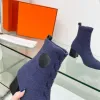 Nieuwe dameslaarzen met hak Luxe designer Klassiek patroon Enkellaarsjes met letterteken Gebreid Geïmporteerd rundleer Binnenvoering Schapenvachtstof Non-slippers Dameslaarzen