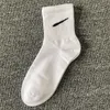 Herrensocken Mode Damen Herrensocken Hochwertiger Buchstabe Atmungsaktive Baumwolle Herrensocken Damen Solide Sport Herrensocken Klassischer Haken Schwarz und Weiß Grau Basketball Sweat