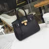 Designer Kvinnors handväska 2023 Nytt mode litchi mönster handväska snygg och mångsidig en axel crossbody casual kvinnors väska