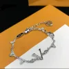 Luxury designer Like elegant ladies bracelet gold silver fashion letter pendant clover bracelet wedding high quality jewelry original box 985