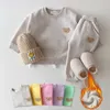 Kläder sätter koreanska baby pojkar vinterkläder varm björn sammet pullover tröja topsharem byxor kostymer 2 st flickor fleece fodrad 231013