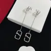 Les boucles d'oreilles élégantes conviennent à la mode féminine. Les nouvelles boucles d'oreilles exquises sont utilisées comme cadeau d'anniversaire de fête d'anniversaire