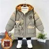 Down Coat Boys Down Jacket Ytterkläder Ficka förtjockad Bomullsbjörn Solid Hooded Jacket 2023 Ny Winter Warm Baby Children's Coat 4-12Y J231013