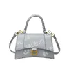 60 % Rabatt im Online-Outlet 2023 Advanced Textured Letter Hourglass Bag Handheld Straddle Fashion Damen
