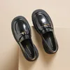 Klädskor 2023 Autumn Women's Leather Ladies Black Casual Loafers British Style Low Heels Metal Decoration Career and Walking Wear