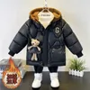 Down Coat Boys Down Jacket Ytterkläder Ficka förtjockad Bomullsbjörn Solid Hooded Jacket 2023 Ny Winter Warm Baby Children's Coat 4-12Y J231013