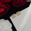 Eenvoudige en modieuze vrouwen brief stud oorbel klassieke koperen paar geschenken ontwerper sieraden verlovingsoorbellen groothandel HDER8 --01