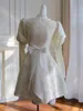 Robes décontractées YIGELILA Mode Femmes Blanc Jacquard Robe courte élégante col montant manches bouffantes empire gland perles perles au-dessus du genou