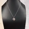 Collana in argento da donna di moda di lusso Collana classica retrò a forma di cuore intarsiata con lettera a forma di lettera Design con fascino Nobile Designer Ciondolo di gioielli da donna elegante e splendido