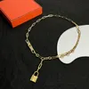 Moda Mujeres de lujo Simplicidad Collar de oro Clásico Cerradura de cadena de alto grado Diseño a presión Diseñador de encanto de alto grado Atmósfera elegante Colgante de joyería para mujer