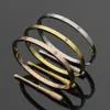 2021 Smalle armband liefde ontwerp voor vrouwen bruiloft en verloving sieraden cadeau in drie kleuren verguld met correcte stempel PS4306262D