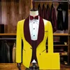 Skräddarsydd klassisk moderosa brudgummen Tuxedos Groomsmen Bourgogne Velvet sjal Lapel Man Suit Wedding Men's Blazer Suits BL291C