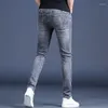 Jeans pour hommes élégant luxe style coréen mince décontracté imprimé ajustement doux denim gris pantalon de cowboy pour hommes brodés