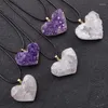 Anhänger Halsketten Natürliche Amethyst Cluster Liebe Herz Halskette Unregelmäßige Heilsteine Weiße Kristall Probe Dekoration CraftsPe250e