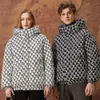 Cappotto in piumino d'anatra bianco spesso con cappuccio autunno e inverno con lettera stampata. Piumino d'anatra bianco imbottito morbido e caldo allo stesso modo per uomini e donne. CC