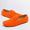 Klänningskor Herrloafers läder Suede Flat Moccasins Män Högkvalitativ Bekväm andlig slip på orange blå brun 231013