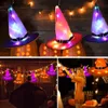 Chapeaux à large bord Chapeaux de seau Lumineux Décoration d'Halloween Chapeau de sorcière Lumières LED Halloween pour enfants Fournitures de décoration de fête Ornement extérieur suspendu à l'arbre DIY 231013