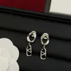 Boucles d'oreilles élégantes conçues par des créateurs adaptées à la mode féminine. Nouvelles boucles d'oreilles exquises comme coffret cadeau d'anniversaire de Noël