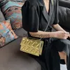 Сумки на ремне Текстурированная и стильная женская сумка. Новинка 2023 года, модная портативная сумка с цепочкой и лакированной поверхностью, и сумка через плечоblieberryeyes.