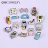 Épingles broches amoureux du jeu Console de poche pour animaux de compagnie Robot Gashapon Machines manette de jeu plus des années 90 épingles en émail bouton Badges2496