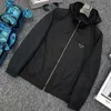 Summer Men's Black Hooded dragkedja långärmad lös jacka Kort jacka Nylon Tyg känns mjuk och bekväm lös version av mode CC