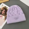 Sombreros Bufandas Conjuntos Sombrero de diseñador de moda Gorro de punto cálido para invierno Protección para los oídos Gorro de esquí al aire libre informal para hombres y mujeres