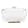 Kvällspåsar Fashion Clear Acrylic Box Clutch Purse Kvinnor Transparent handväska Plastfatformad Bag Girl Party med Pearl Chain 231013