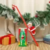 Elektrischer Weihnachtsmann, der die Leiter zum Baum klettert, der Weihnachtsmann auf der Leiter mit Musik und einer Tüte Geschenke auf und ab klettert, Baum, Feiertagsparty-Haustür, Wanddekorationsornament