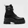 Designer Women Luxury Martin Boots Platform Shoes Bas Comfort präglade lädermulor Triple Black White Pink Winter Fashion Motorcykelstövlar