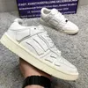 Nouvelles chaussures de tennis baskets de créateurs autocollants d'os de luxe chaussures de sport classiques à coutures noires, blanches, rouges et bleues chaussures en cuir pour hommes baskets à semelles en caoutchouc AMI.